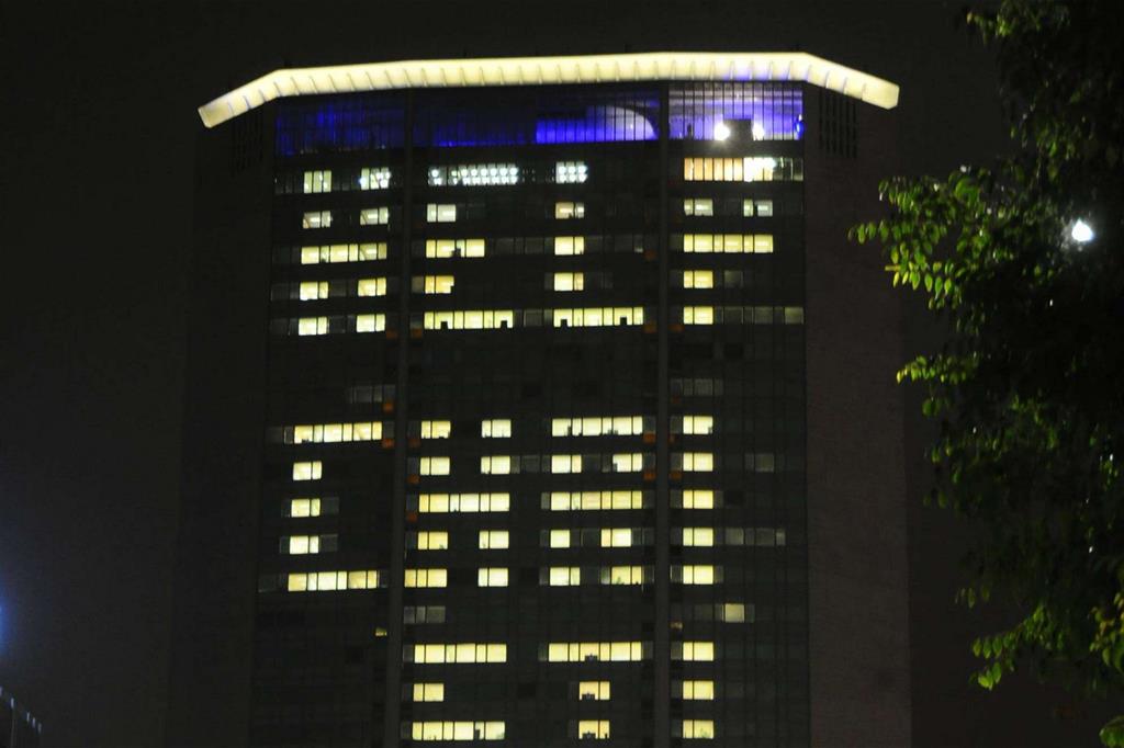 Il grattacielo Pirelli illuminato con la scritta Help christians