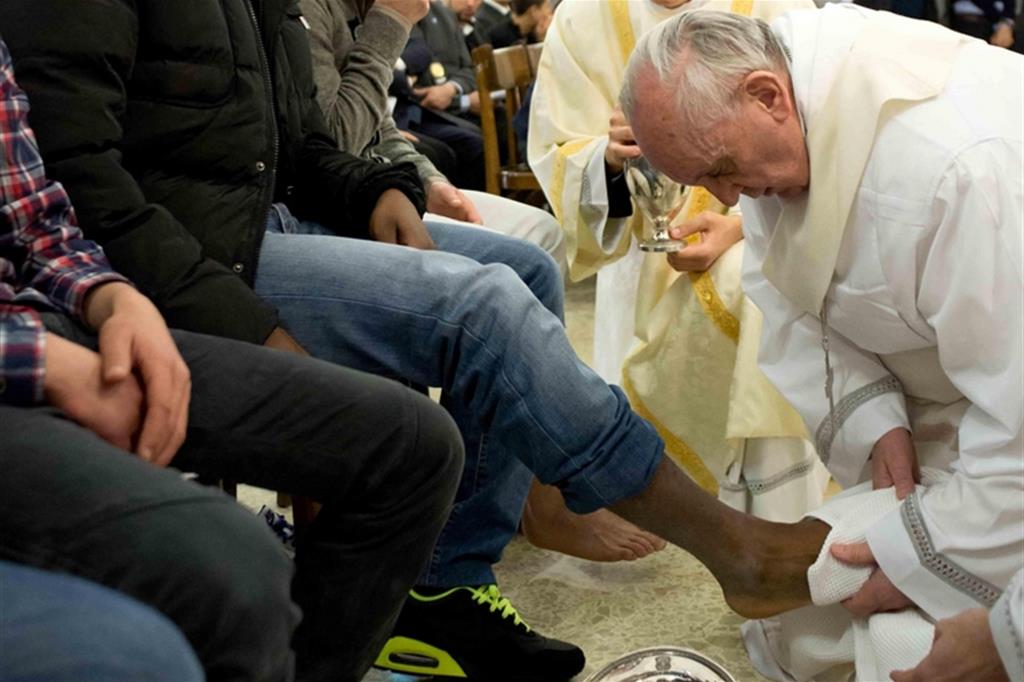 Lavanda dei piedi: le storie dei profughi che incontrano il Papa