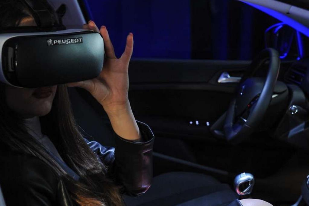 Peugeot porta la guida virtuale in tour 