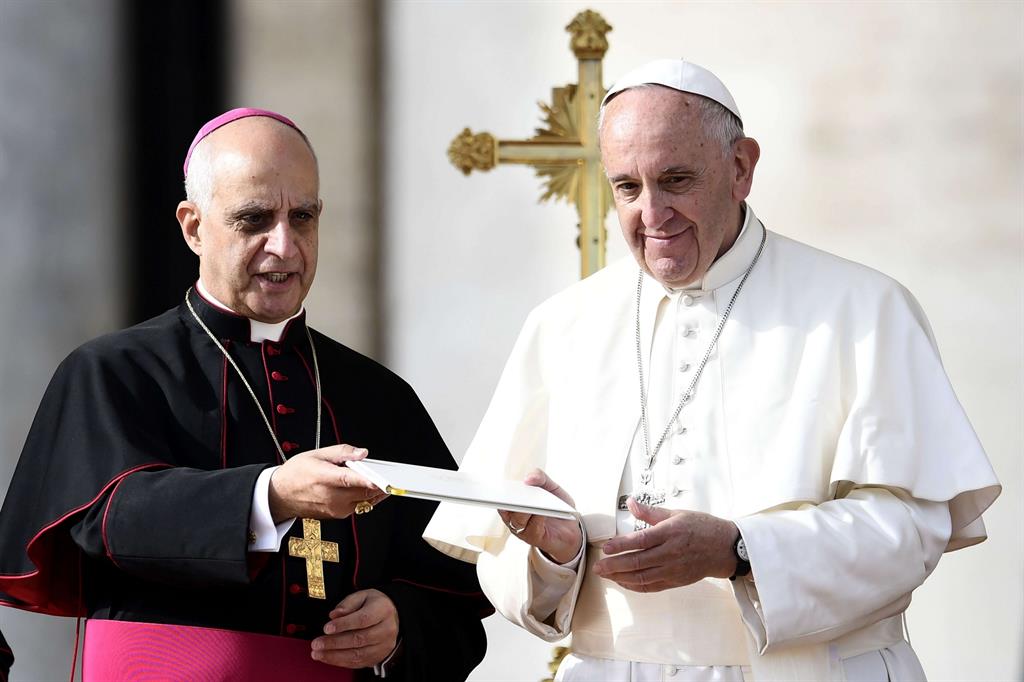 Monsignor Fisichella con il Papa