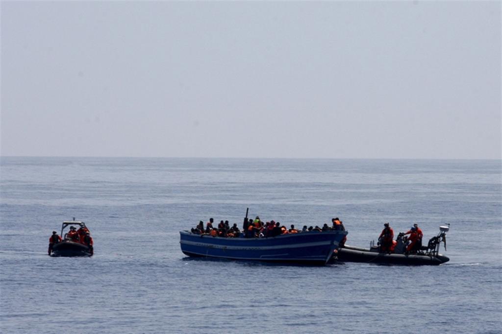 Migranti, 30 morti al largo della Libia