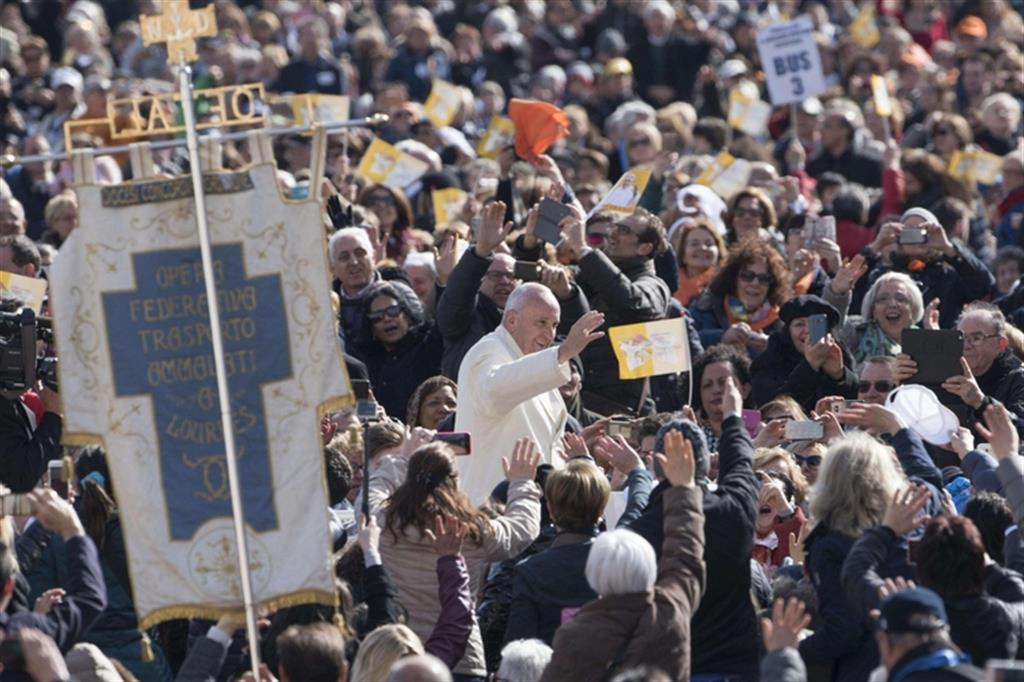 Il Papa all'udienza: amare è servire gli altri