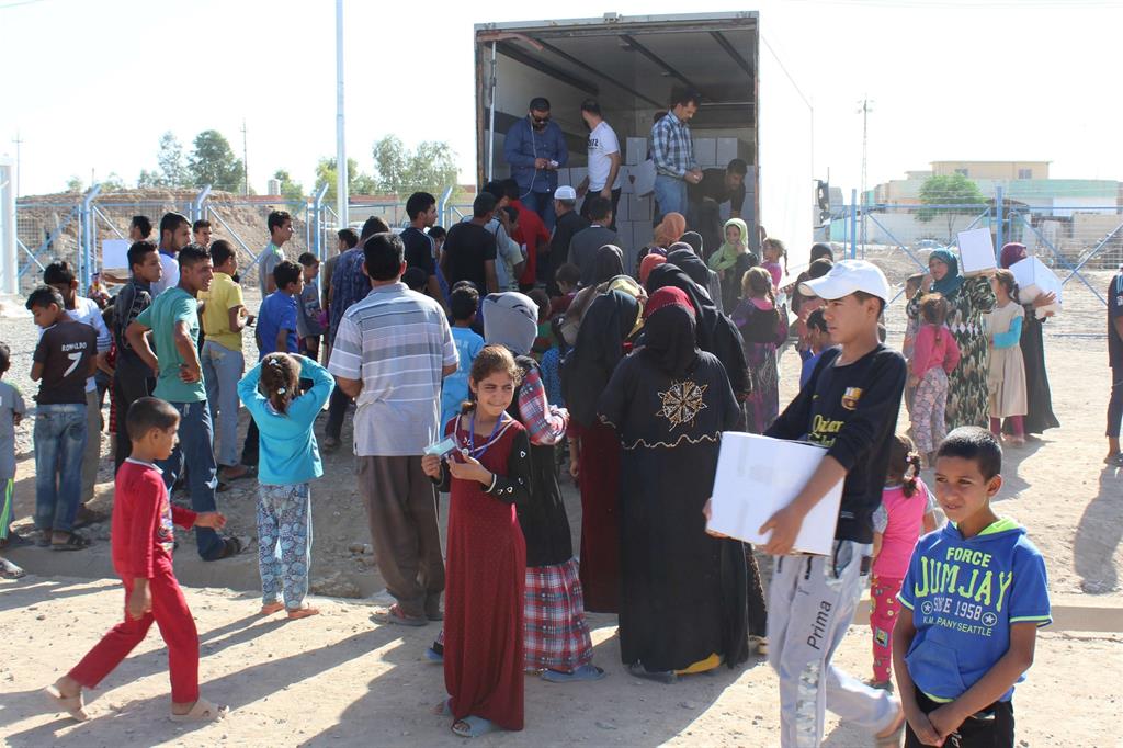 L'arrivo di aiuti umanitari nel campo profughi di Dibaga vicino a Erbil