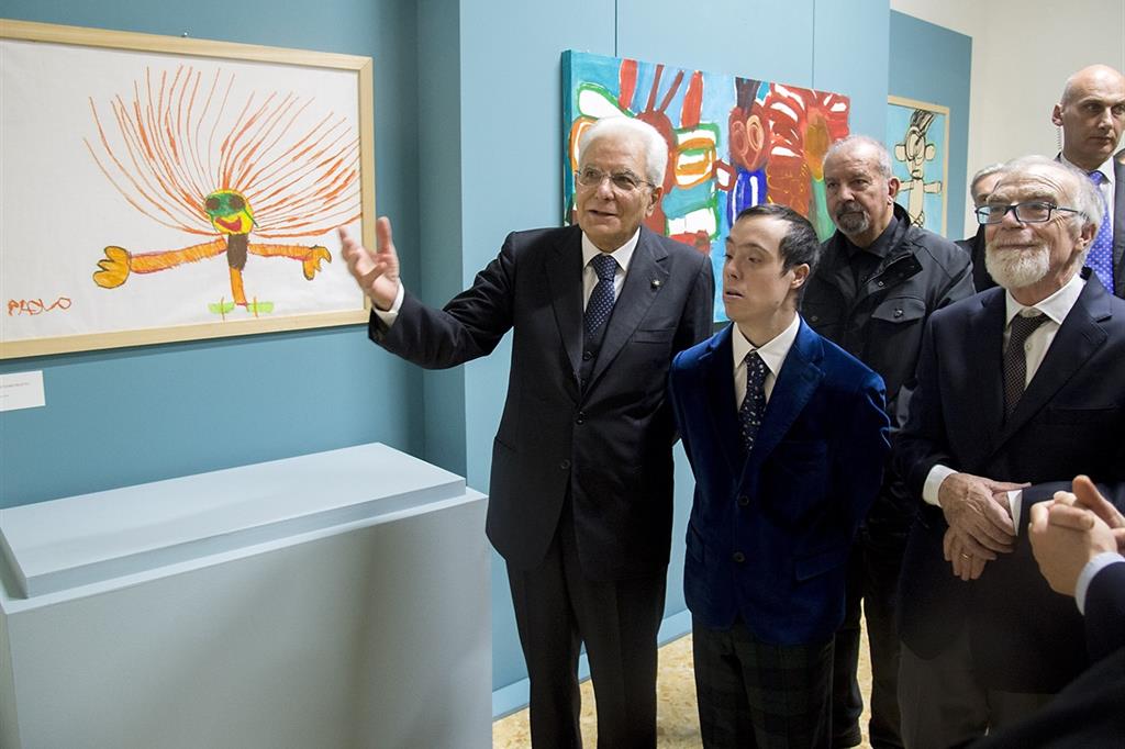 Il presidente della Repubblica, Sergio Mattarella, con l'artista Paolo Guerriero