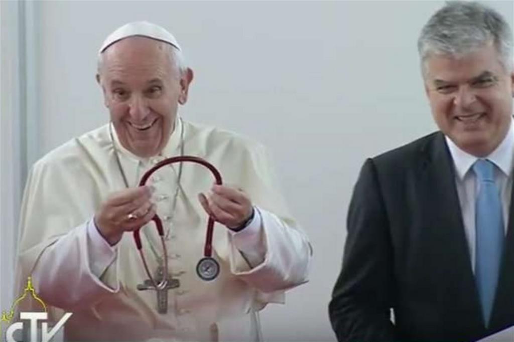 Papa ai cardiologi: cure anche ai più poveri