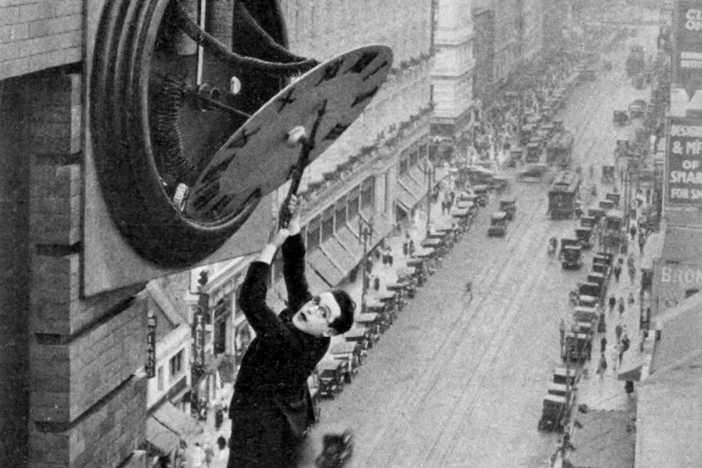 Harold Lloyd nella celebre scena dell'orologio del film “Preferisco l'ascensore!” del 1923, diretto da Fred C. Newmeyer (Wikimedia Commons)