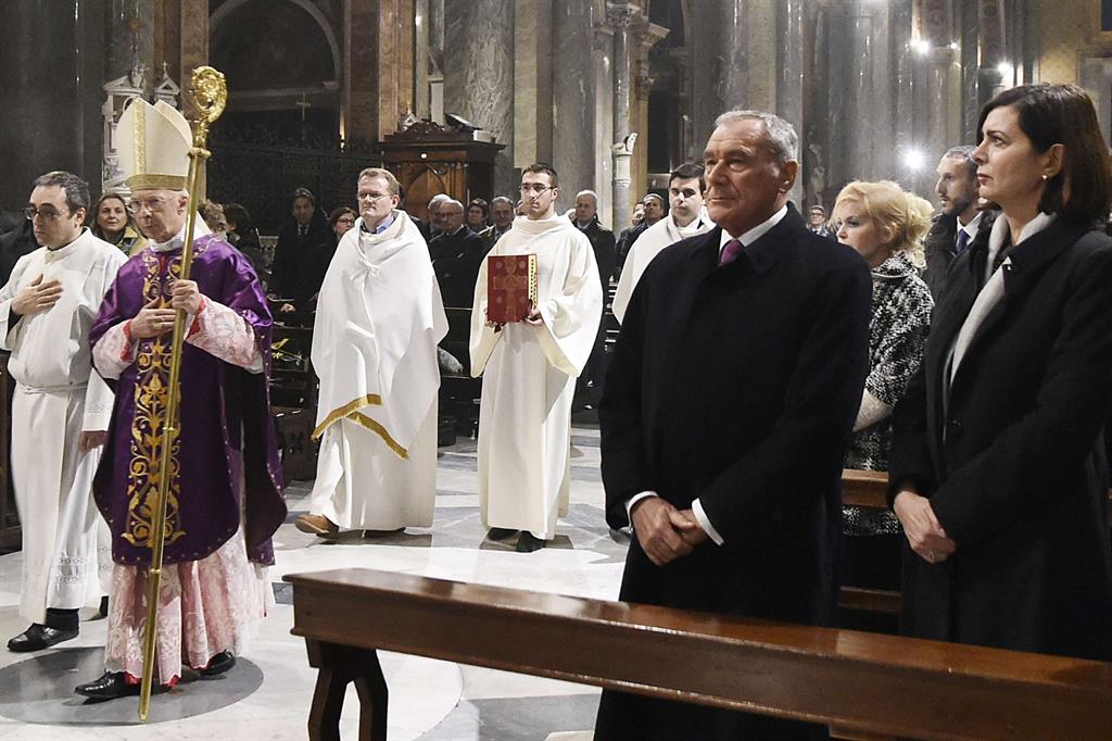 La Messa celebrata dal cardinale Bagnasco di fronte ai parlamentari. Presenti anche i presidenti di Camera e Senato. (Foto Siciliani)