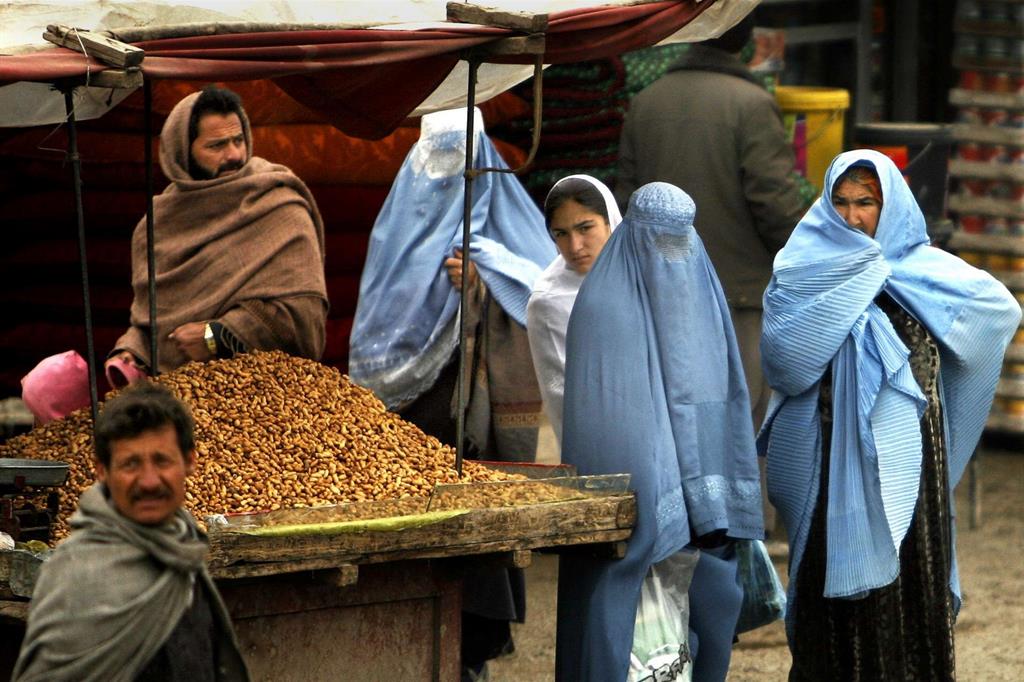 Donne afghane con il burqa in un mercato di Kabul