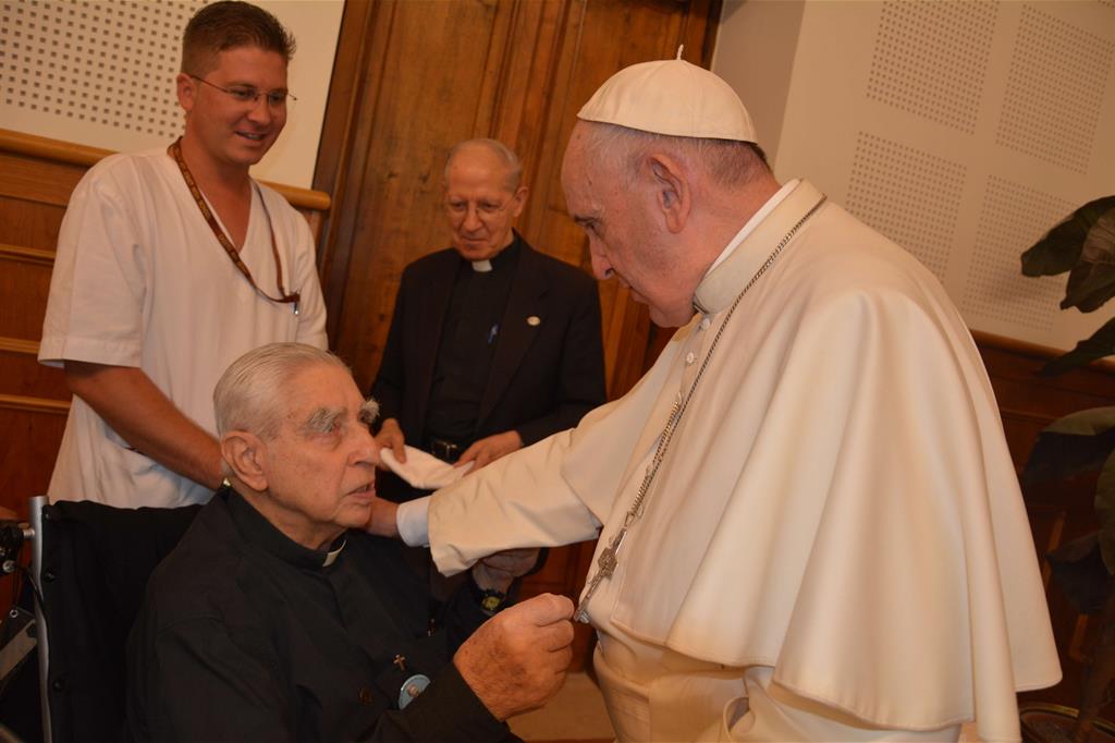 Papa Francesco con fratel Mura, che gli fece da autista e assistente per 6 anni in Argentina
