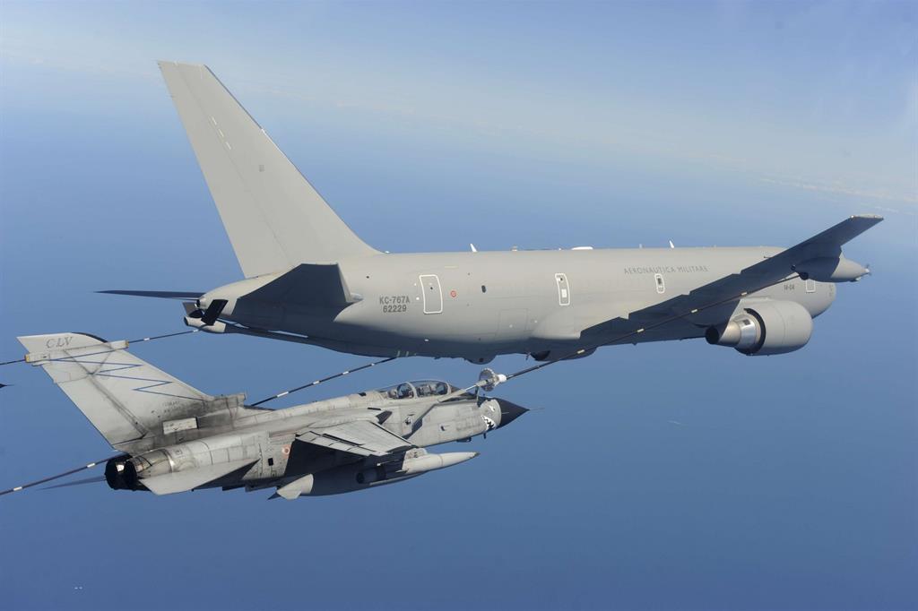 Operazione Prima Parthica. Un aereo da rifornimento KC767 rifornisce due velivoli Tornado impegnati in missione. - 