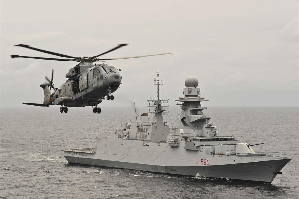 La fregata europea multimissione (FREMM) Bergamini in attività congiunta con un elicottero EH101 della Marina Militare - 