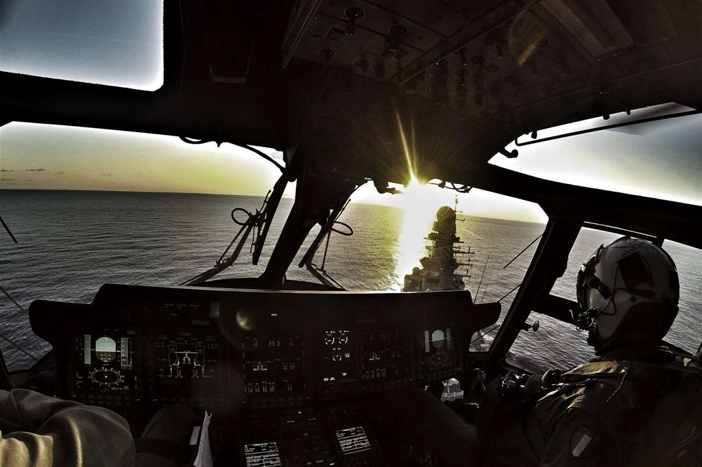 Eunavfor Med. Elicottero della Marina Militare in attività di ricognizione per la salvaguardia della vita in mare - 