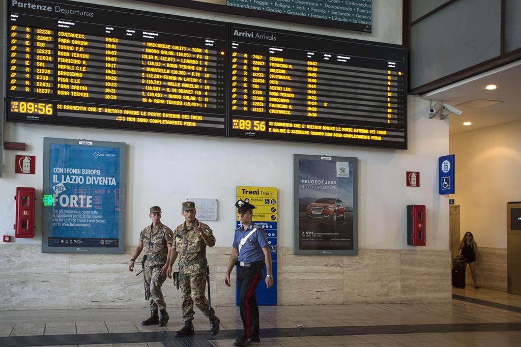 Strade Sicure. Una pattuglia congiunta di Esercito e Carabinieri garantisce la sicurezza in una stazione ferroviaria - 