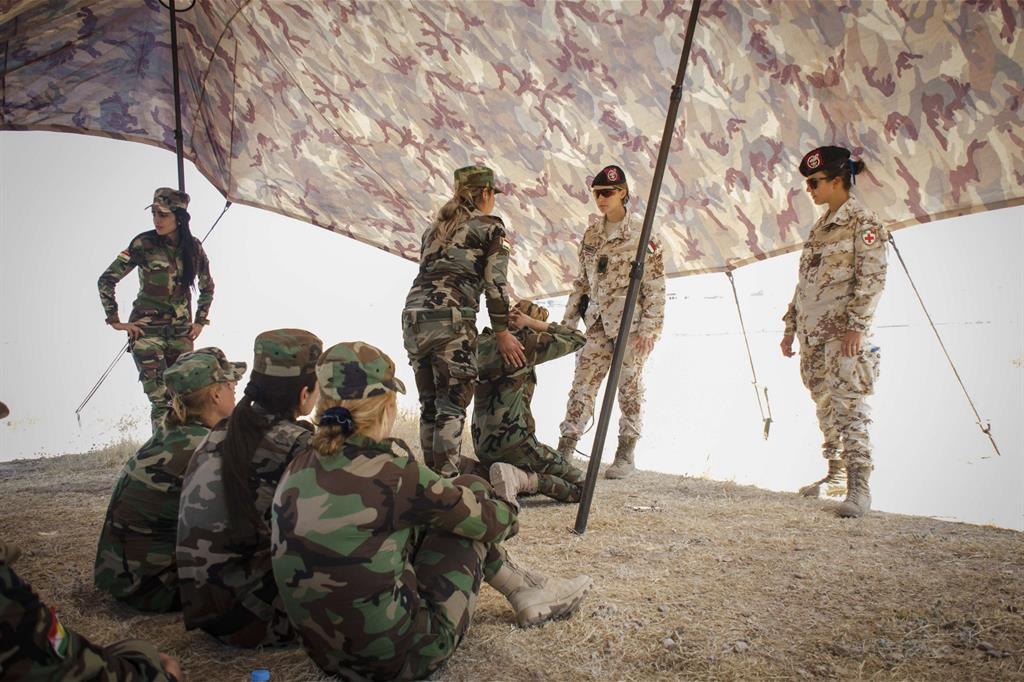 Iraq. Task Force Praesidium – Operazione Prima Parthica. Due bersaglieri donna addestrano una squadra femminile di peshmerga - 