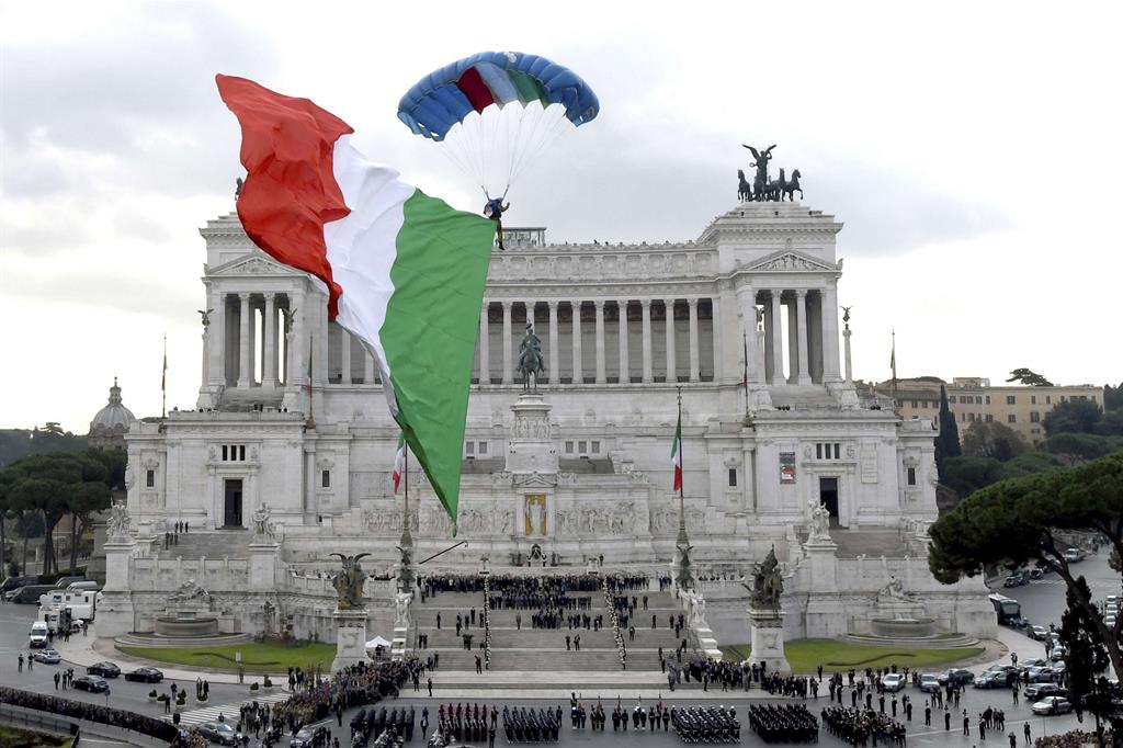 4 novembre 2016 – Anniversario dell’Unità Nazionale. Un paracadutista atterra su Piazza Venezia con la bandiera tricolore - 