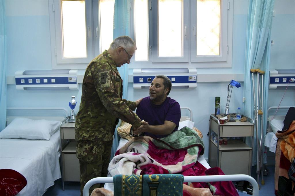 Misurata. Il Generale Graziano si intrattiene con un militare libico ricoverato presso l’ospedale da campo italiano - 