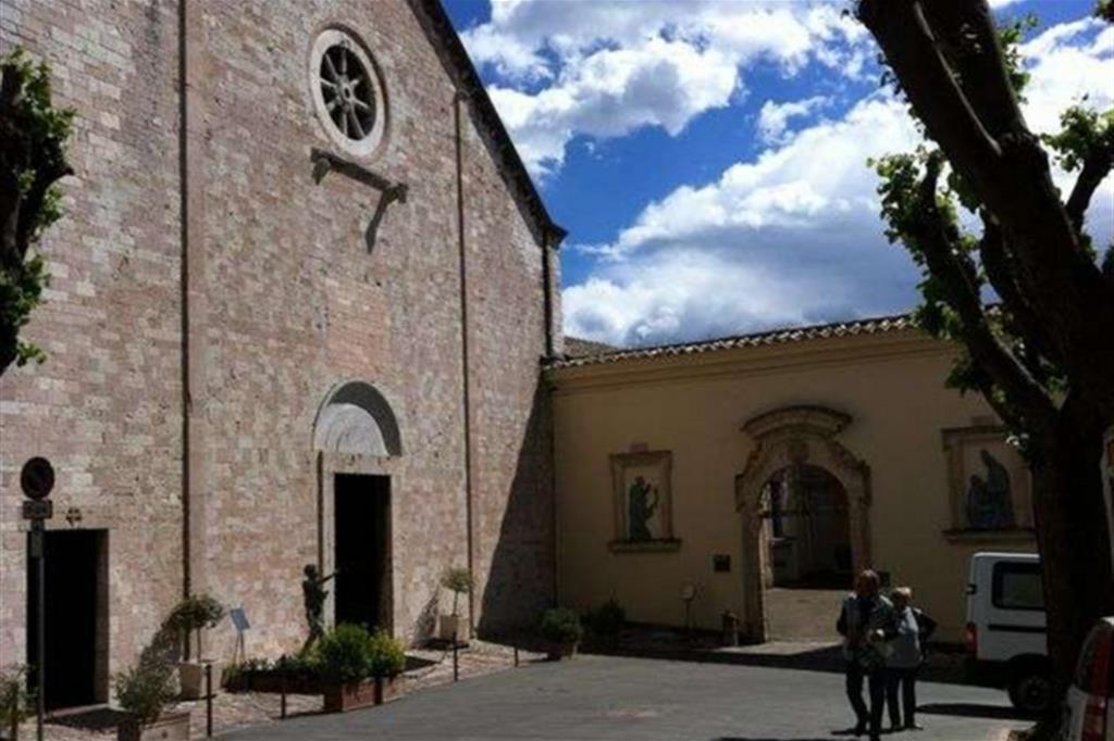 La chiesa di Santa Maria Maggiore, santuario della Spogliazione, ad Assisi in piazza del Vescovado