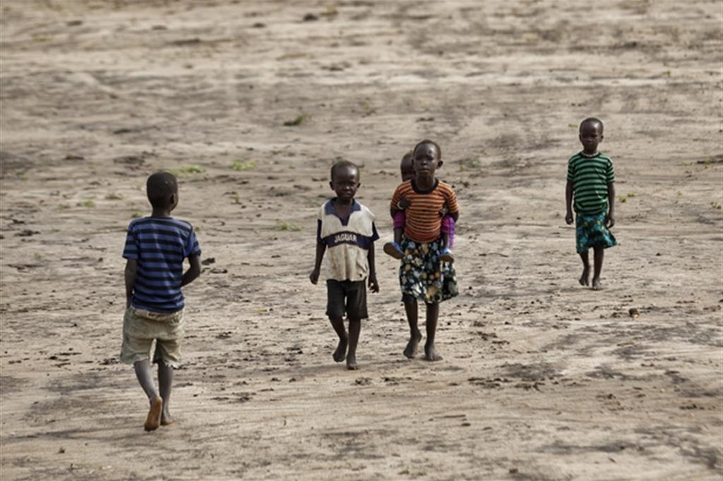 Bambini soli in un campo profughi dell'Uganda