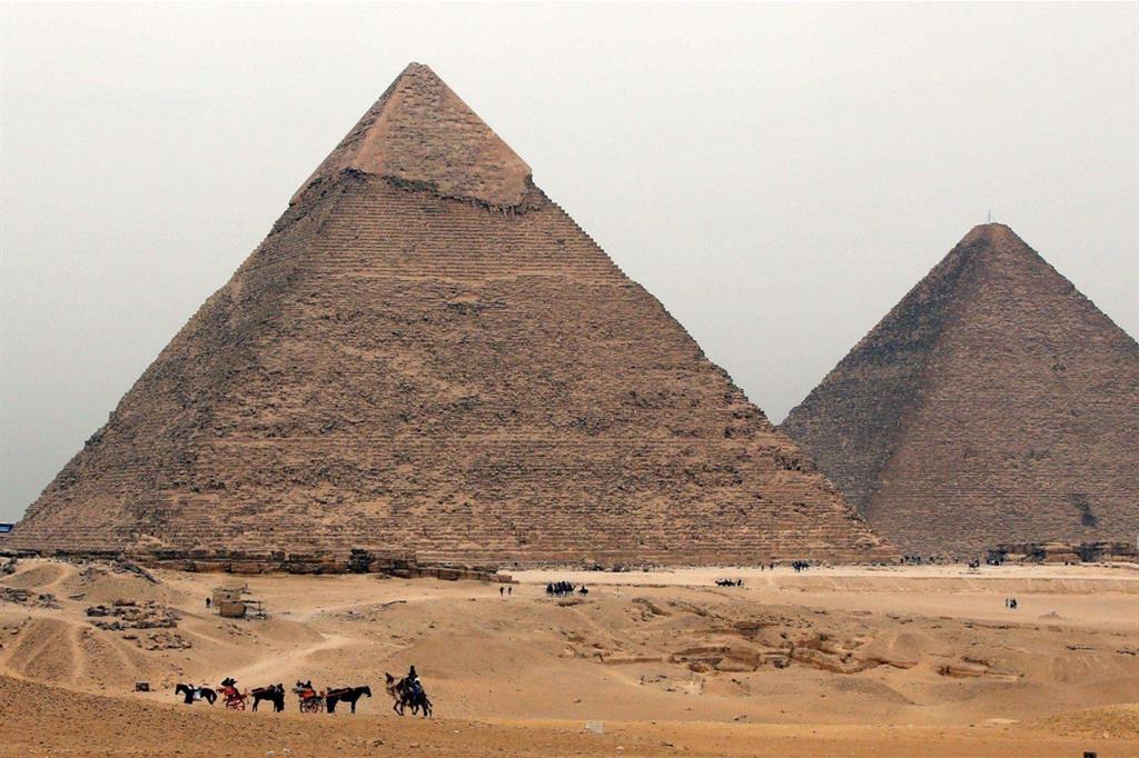 La piramide di Cheope, la più grande della piana di El Giza (Ansa)