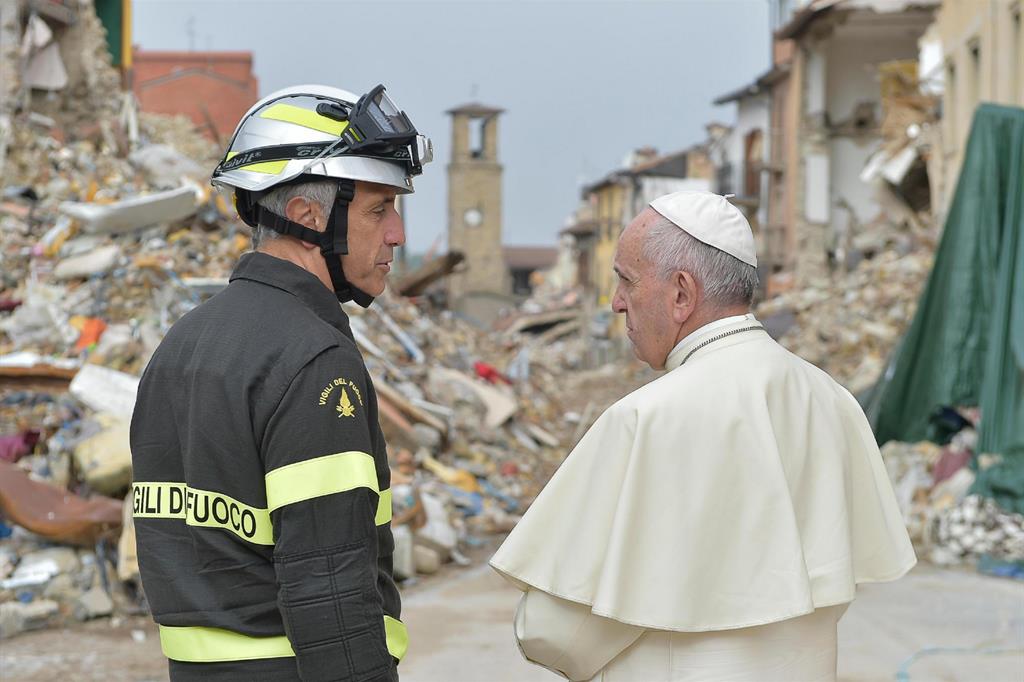 4 ottobre 2016. Il Papa ad Amatrice per stare vicino alle persone sopravvissute al terremoto. Oggi un altro gesto di vicinanza con l'acquisto di prodotti tipici provenienti da tutte le zone colpite dal sisma. (Ansa)
