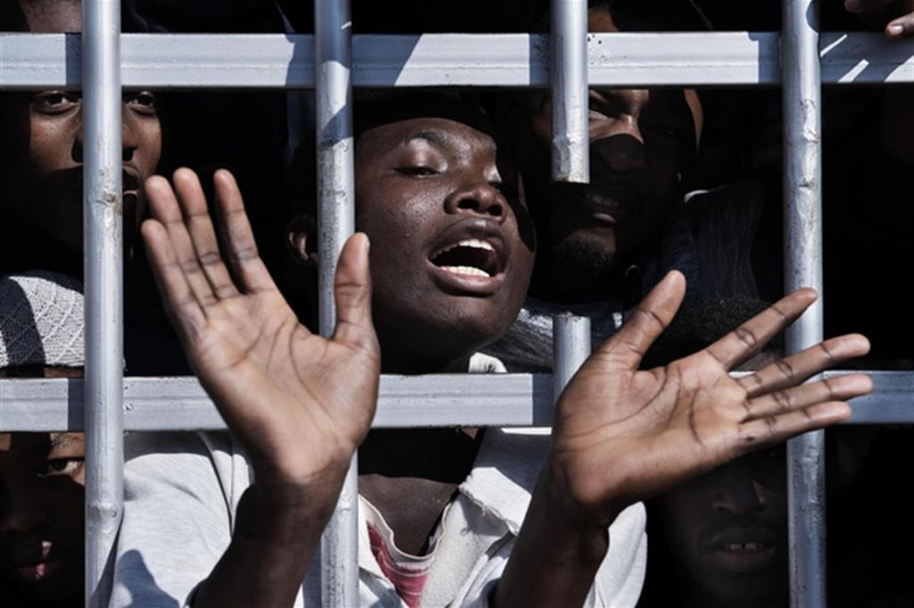 Profughi africani rinchiusi in un centro di detenzione libico. Quando l'Unicef l'ha visitato, lo scorso gennaio, vi ha trovato stipate in condizioni inumane 27 donne (di cui 4 incinte), due bimbi di 4 e 11 anni e oltre mille uomini
