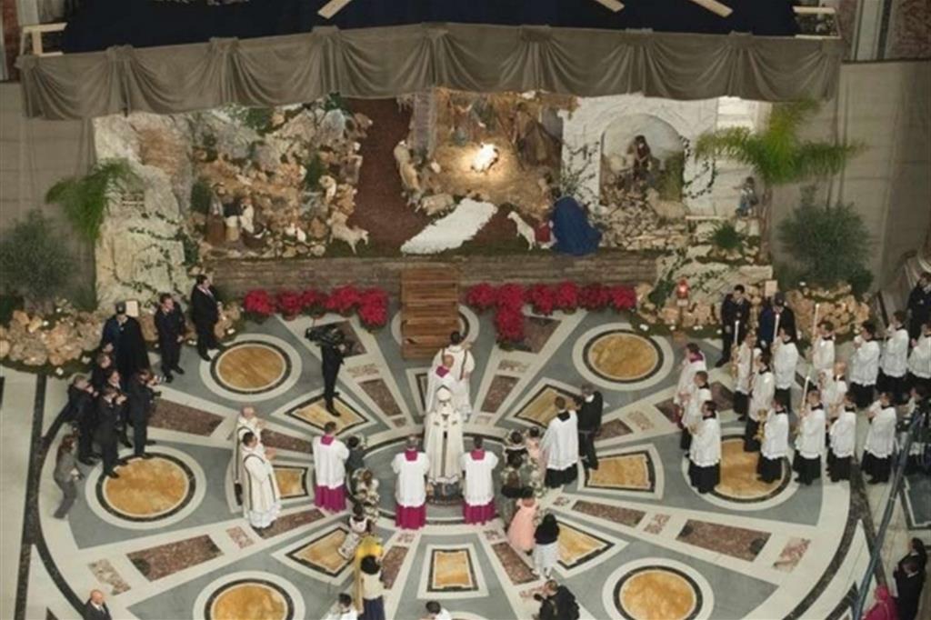 Davanti al presepe durante la Messa della notte di Natale in San Pietro (Vatican News)