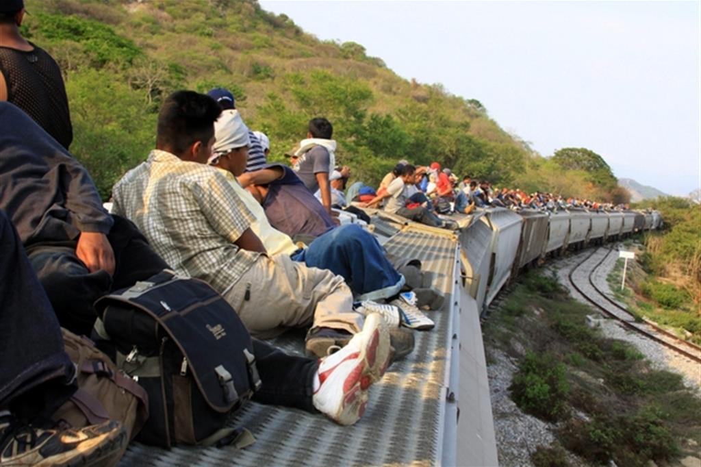Migranti centroamericani sul treno merci La Bestia