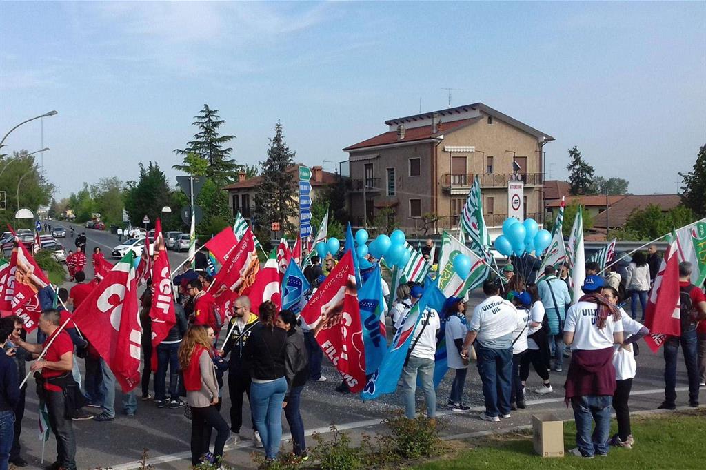 Un momento dello sciopero dei lavoratori dell'outlet di Serravalle Scrivia