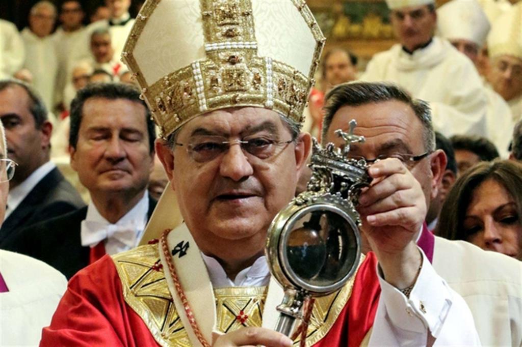 Il cardinale Sepe con l’ampolla del sangue di san Gennaro (Fotogramma)