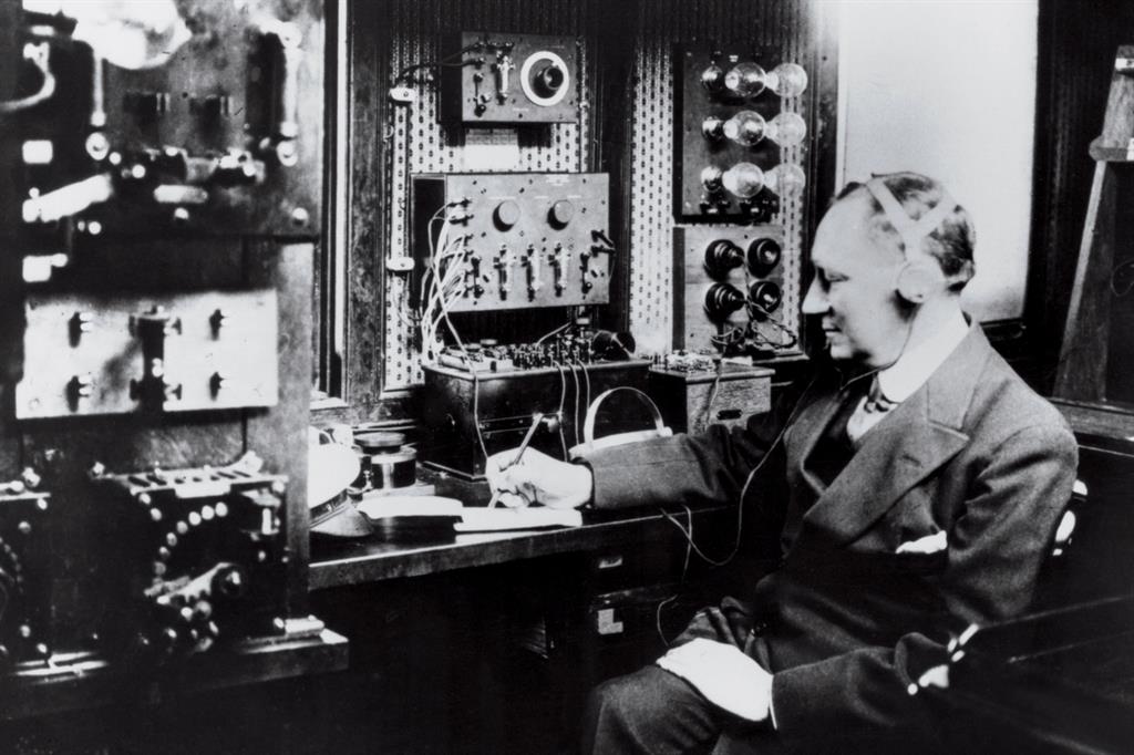 Guglielmo Marconi durante un collegamento radio