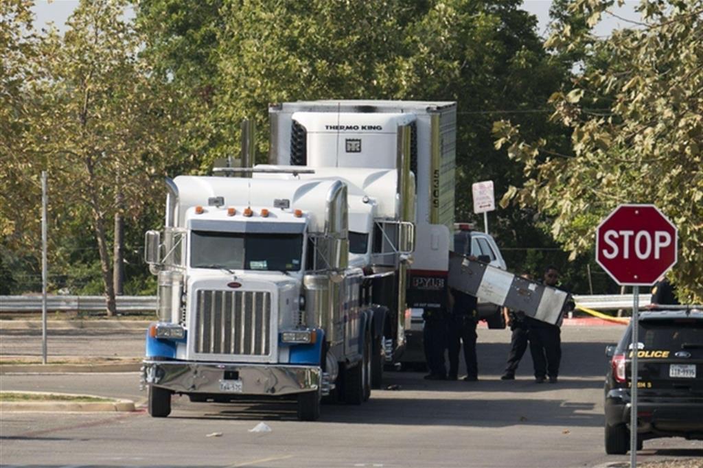 Texas, stipati in un camion dal Messico sotto il sole: dieci vittime