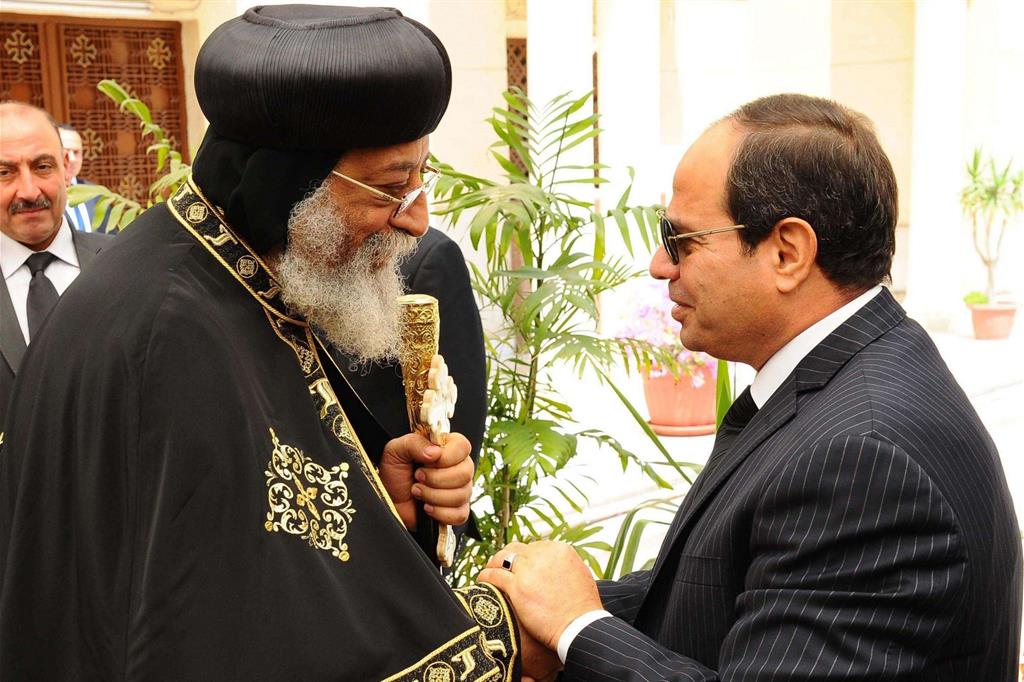 Il presidente egiziano Abdel Fattah al-Sisi e il patriarca Tawadros II (Ansa)