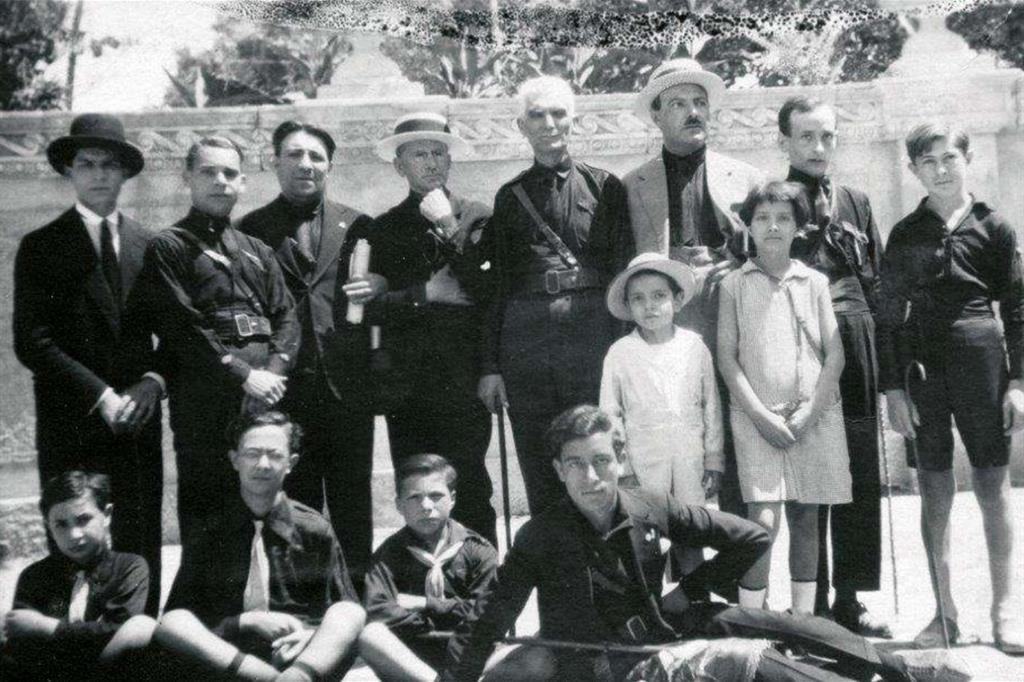 1929, Aldo Moro (in basso a sinistra) accanto al fratello Alberto a una manifestazione politica - 