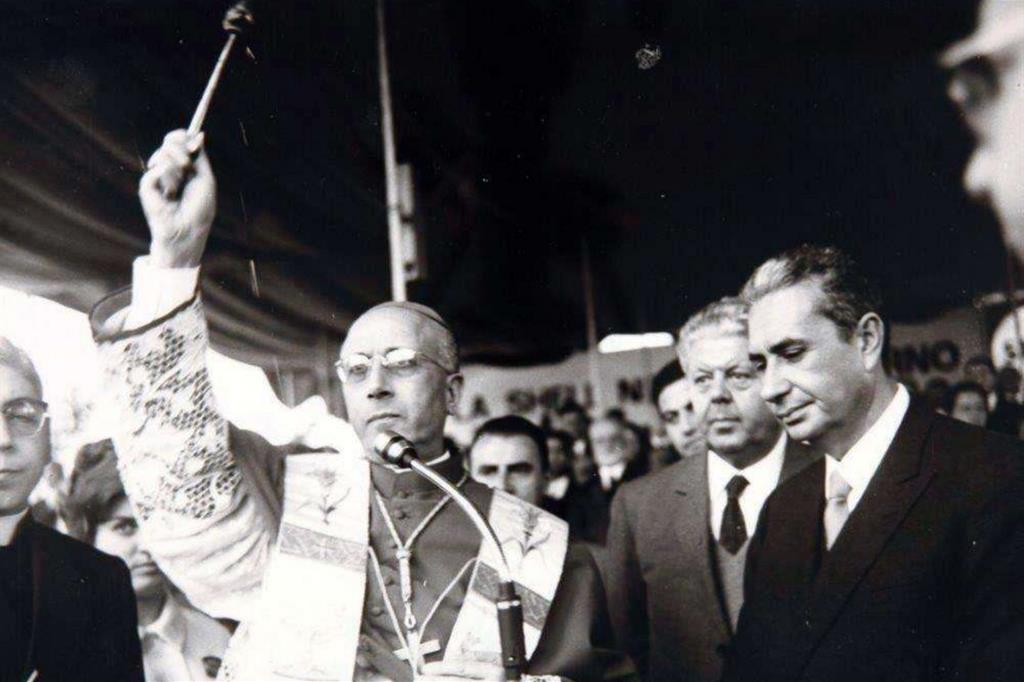 1967, alla benedizione della raffineria Shell di Taranto con l'arcivescovo Guglielmo Motolese - 