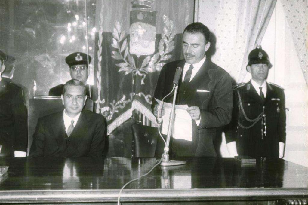 1964, Nicola Lazzaro a Taranto porge il benvenuto a Moro a Palazzo di Città - 