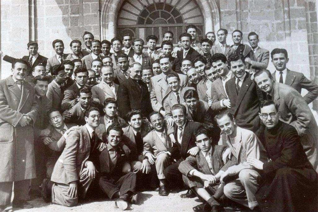1950 (circa), incontro della gioventù cattolica. Moro è a destra del sacerdote - 