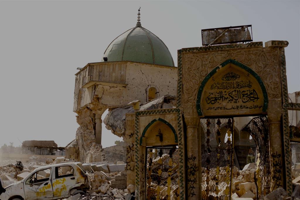 L’ingresso della moschea al-Nouri dopo la battaglia e l’esplosione