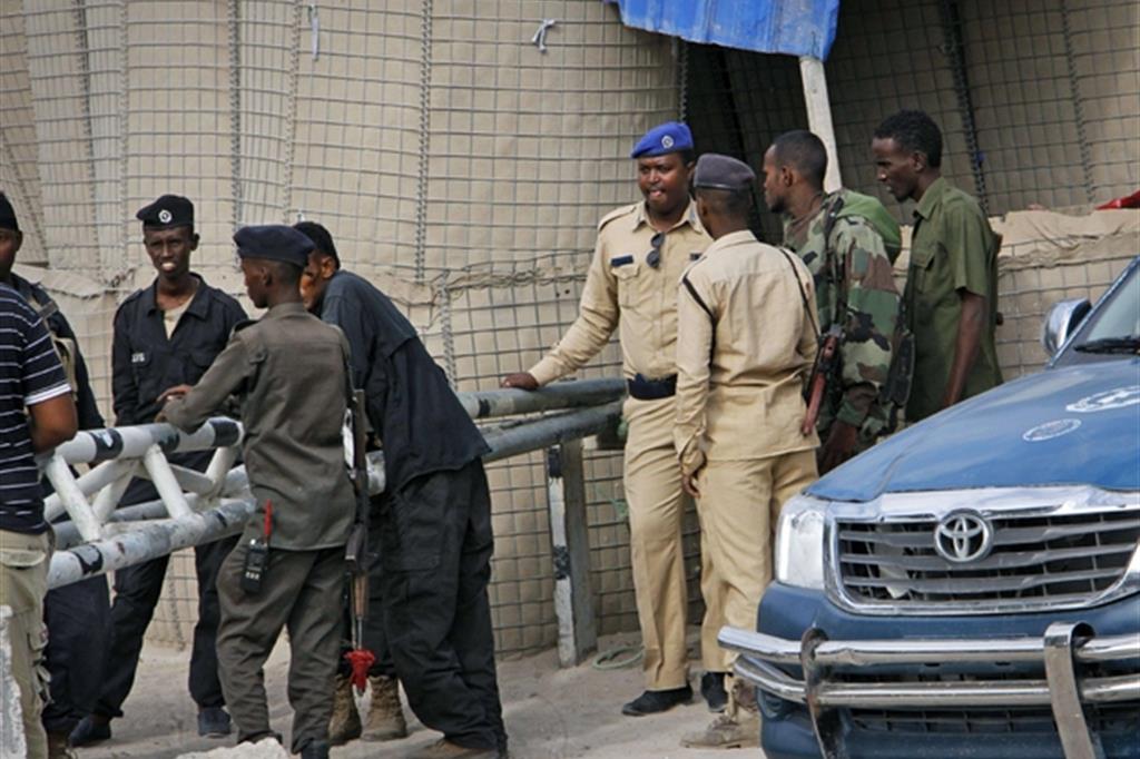 L'ingresso dell'accademia di polizia di Mogadiscio colpita da un kamikaze (Ansa)