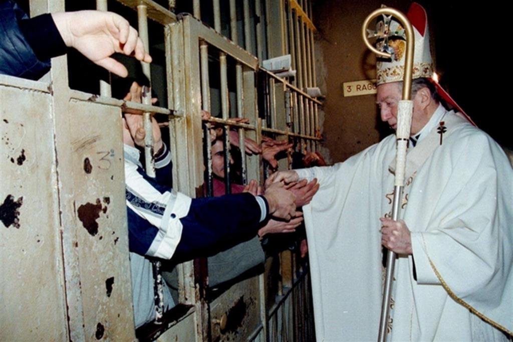 Il cardinale Carlo Maria Martini durante la visita ai detenuti nell'esagono della casa di pena dove si affacciano i sei raggi. (Ansa)