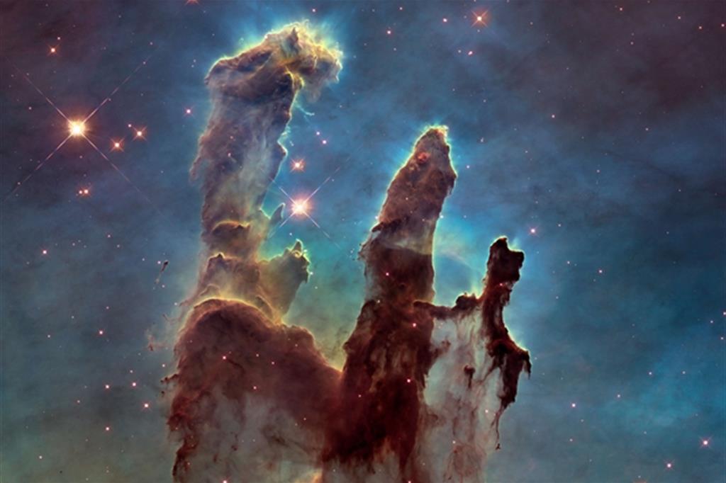I “Pilastri della Creazione”: la fotografia ripresa dal telescopio spaziale “Hubble” di colonne di gas interstellare e polveri visibili nella nebulosa Aquila, scattata nel 1995