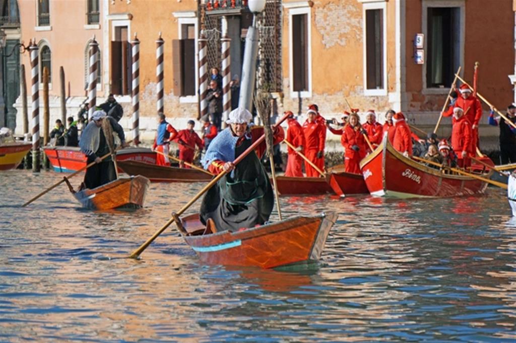 La tradizionale regata delle befane lungo il Canal Grande (Venezia) - 