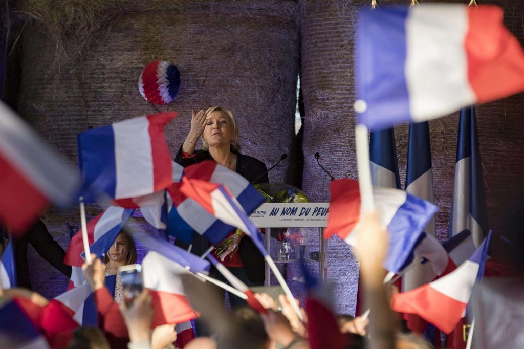 Bandiere francesi a un comizio di Marine Le Pen, candidata alle presidenziali per il Front National (Ansa)