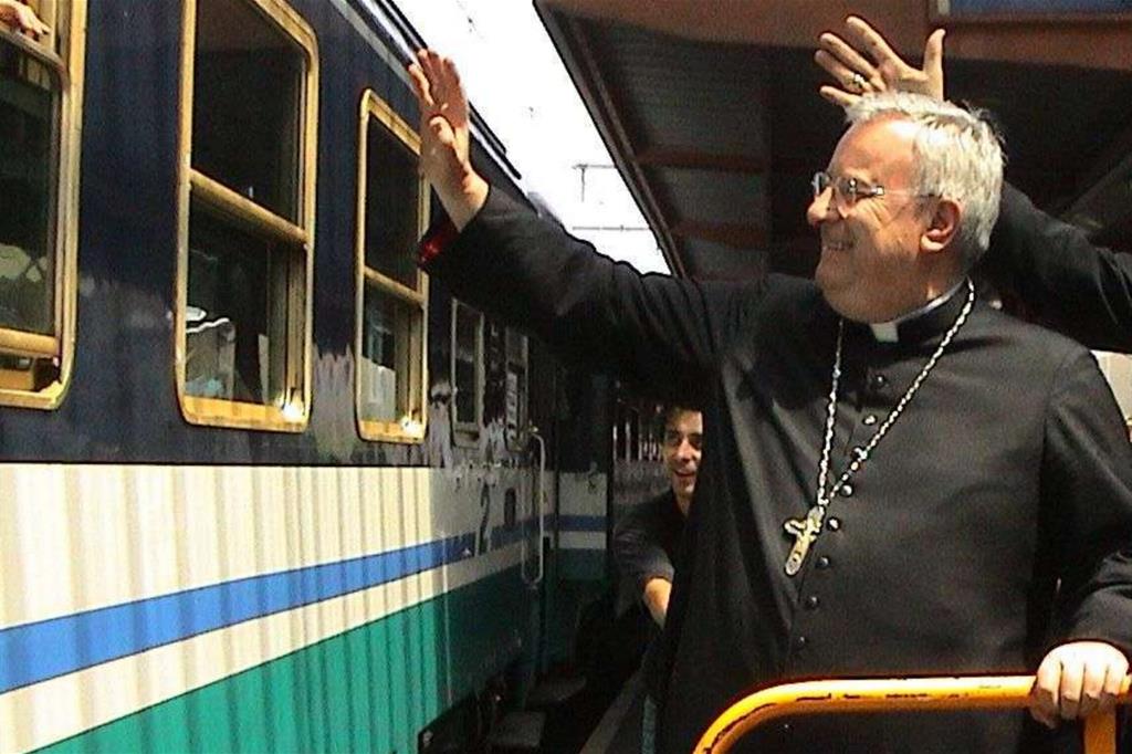 Gualtiero Bassetti, oggi cardinale e presidente della Cei, durante un pellegrinaggio in treno negli anni scorsi