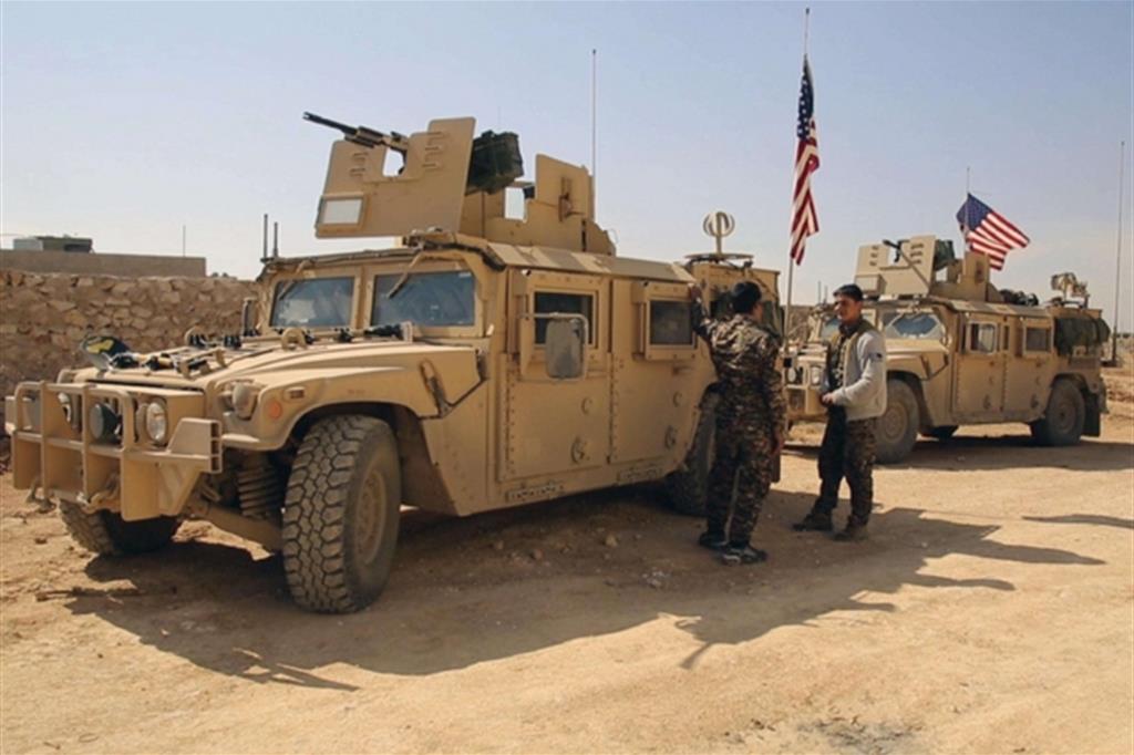 Un convoglio di blindati statunitensi a Manbij in Siria (Ansa/Ap)
