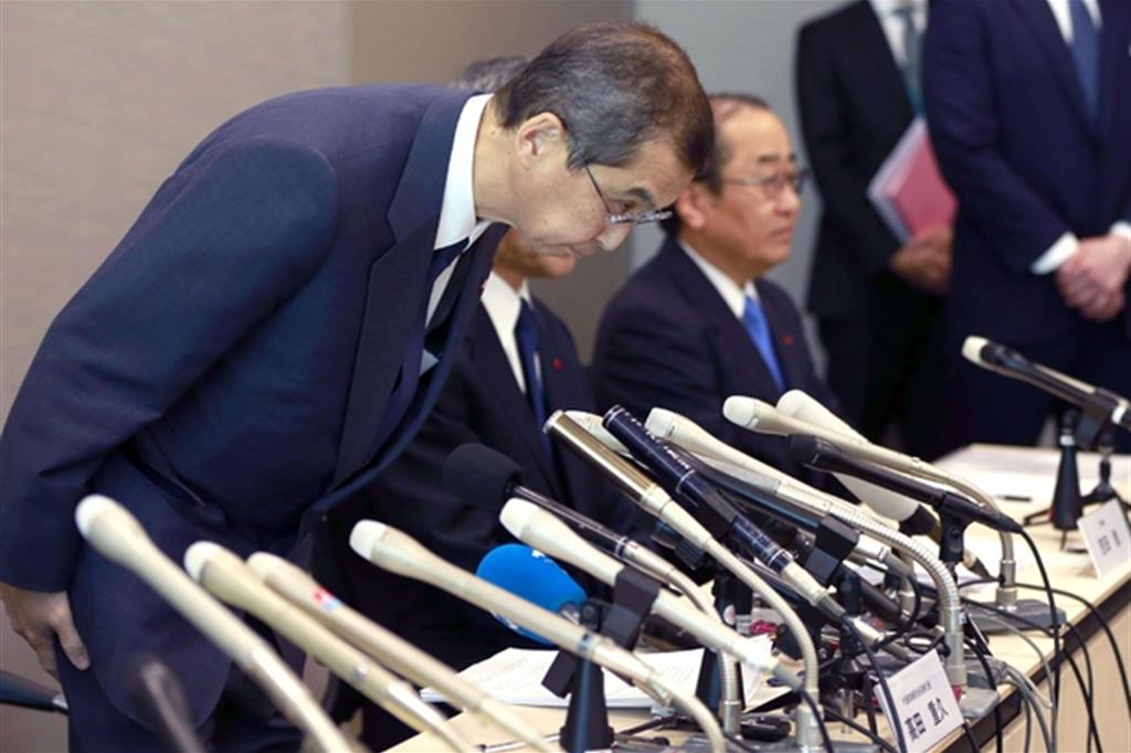 L'amministratore delegato Shigehisa Takada a capo chino mentre annuncia la bancarotta dell'azienda