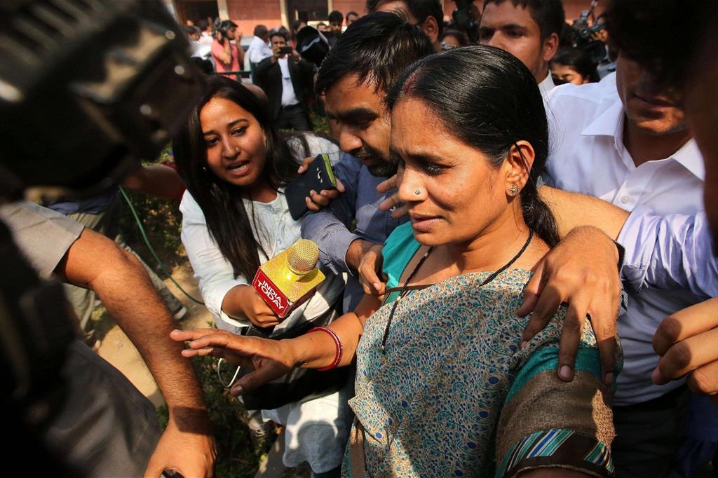 La madre della vittima lascia la Corte Suprema dopo la sentenza di condanna degli stupratori (Ansa)