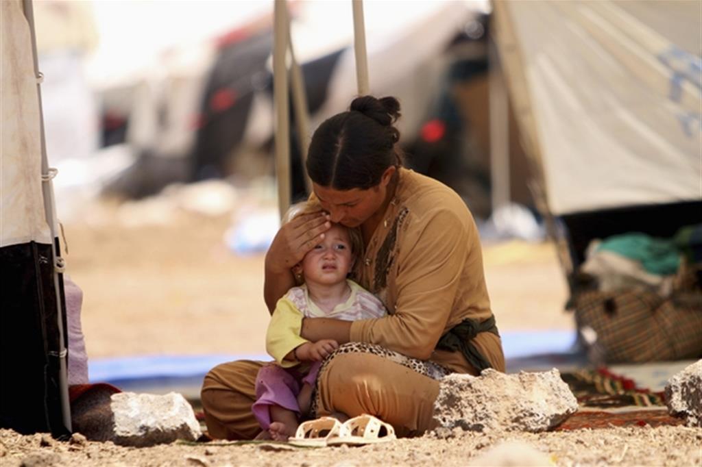 Una donna yazida con il figlio in un campo profughi nel nord dell'Iraq