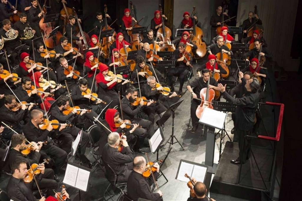 Riccardo Muti dirige i musicisti iraniani dell’Orchestra sinfonica di Teheran e quelli italiani dell’Orchestra giovanile Cherubini