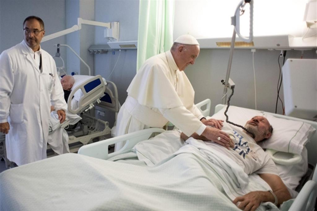 Papa Francesco in visita all'ospedale della Fondazione Santa Lucia a Roma lo scorso 22 settembre (Ansa)