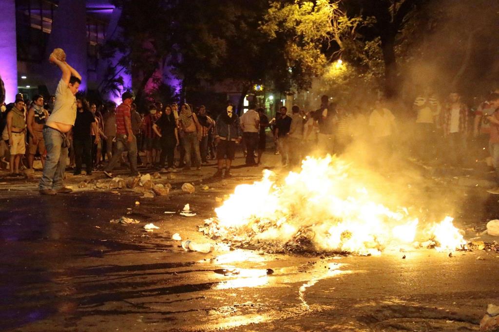 Proteste con violenze e fuochi nel centro di Asuncion in Paraguay (Ansa)